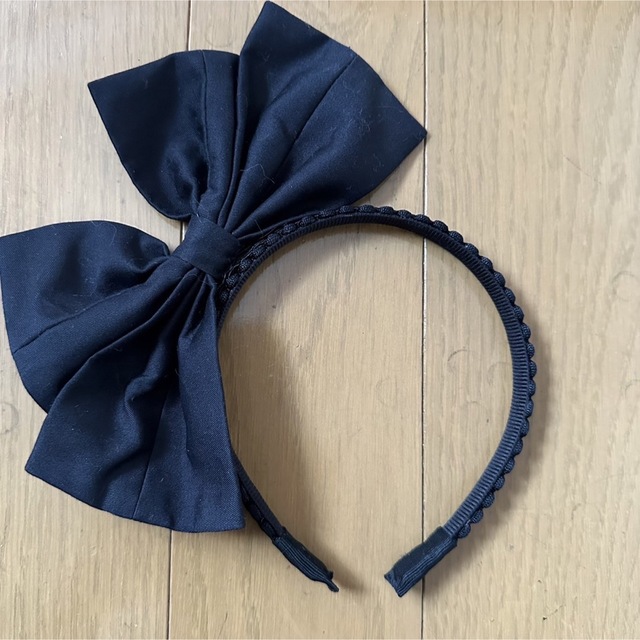 Heart E Black Head Bow